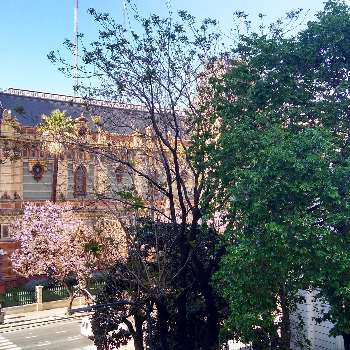 Fachada histórica del Palacio de las Aguas Corrientes en la Ciudad de Buenos Aires
