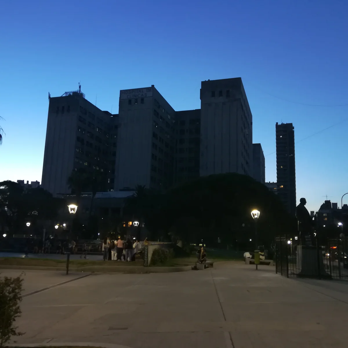Pasillo e instalaciones de hospital público