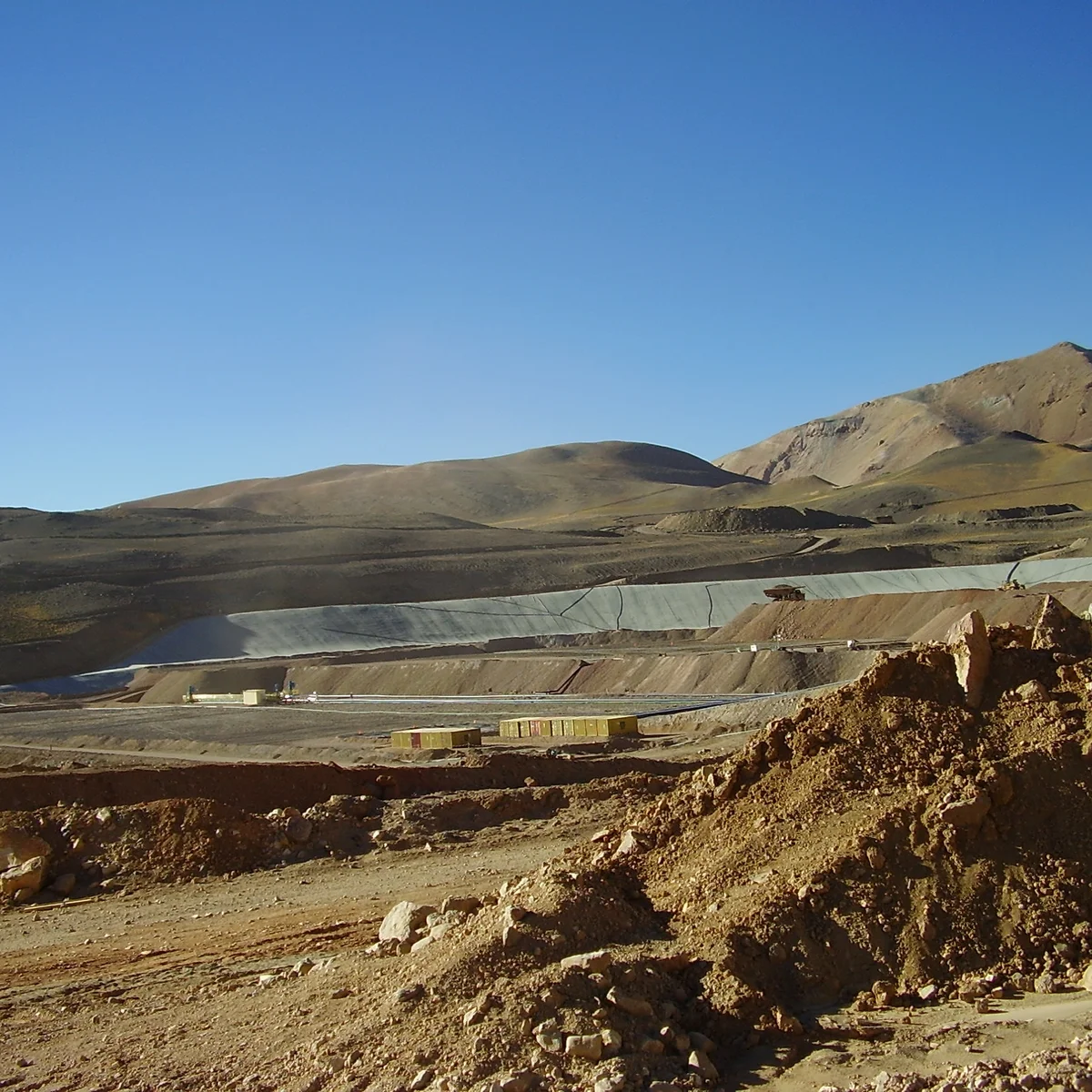 Instalaciones y dique minero en la alta cordillera de San Juan