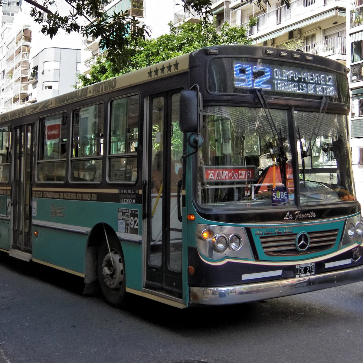 Colectivo de la línea 92 transitando por las calles de Buenos Aires