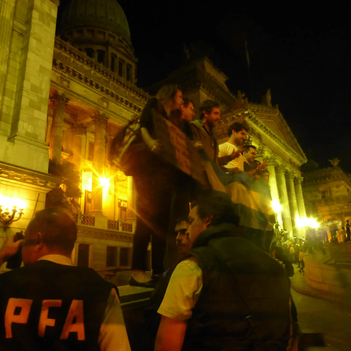 Efectivos policiales custodiando el Congreso de la Nación