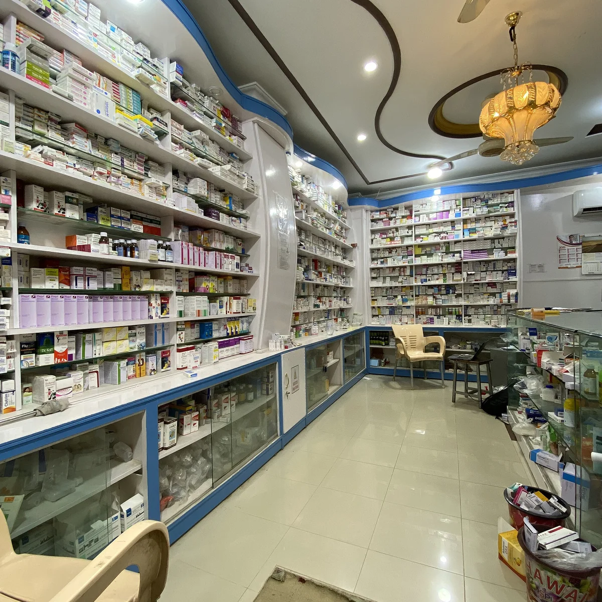 Mostrador y estanterías de medicamentos en una farmacia