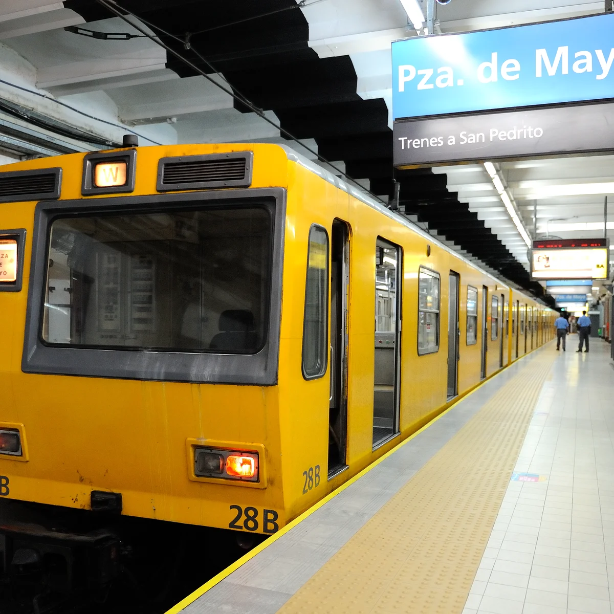 Unidad de subterráneo ingresando a una estación en la Ciudad de Buenos Aires